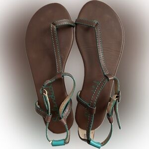 Splendid toe loop flats.